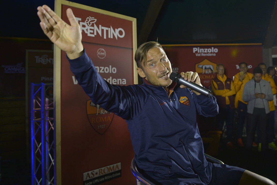 Totti canta in ritiro